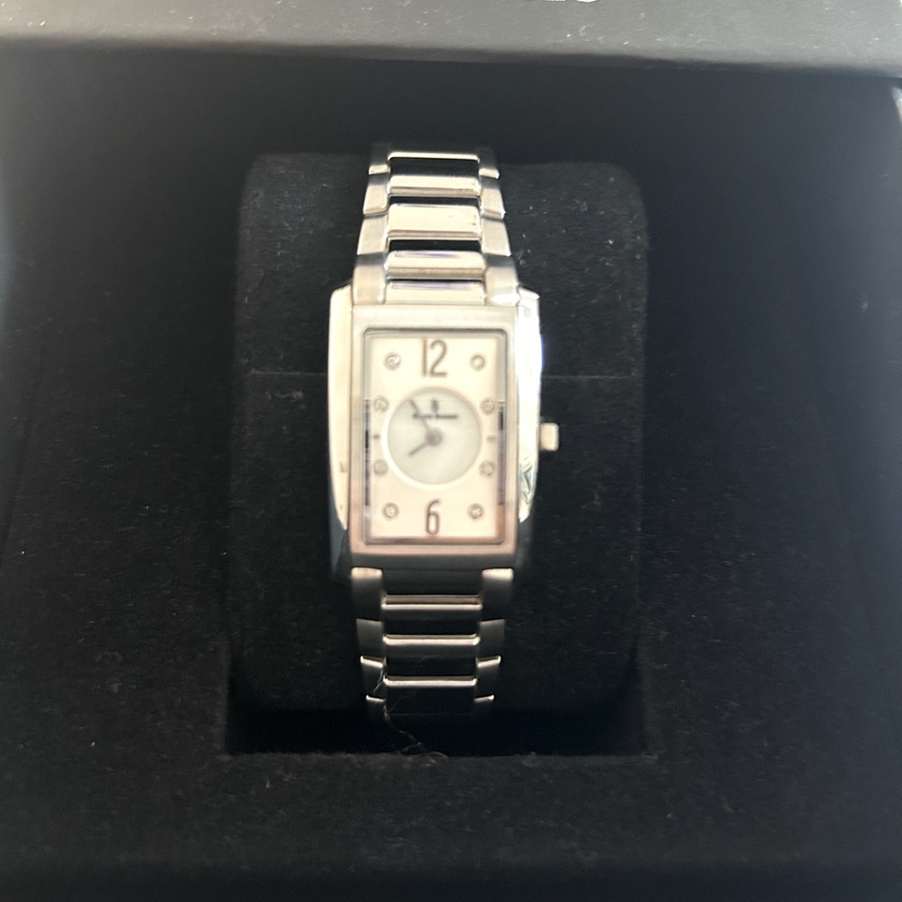 Sleek Silver Rectangular Wristwatch with Polished Links